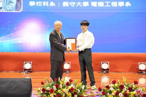 工程實力獲全國肯定　義守大學許万峻獲優秀工程學生獎學金1
